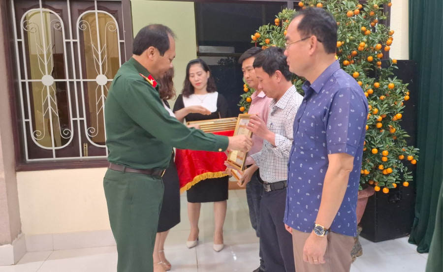 Đại tá Nguyễn Thanh Phong-Phó Chính ủy Quân đoàn 3 trao bằng khen cho các phóng viên, nhà báo. Ảnh: T.D Đại tá Nguyễn Thanh Phong-Phó Chính ủy Quân đoàn 3 trao bằng khen cho các phóng viên, nhà báo. Ảnh: T.D
