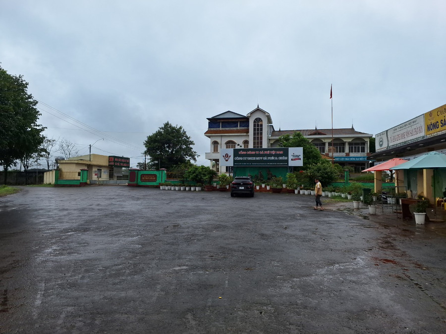 Khu vực trước trụ sở Công ty TNHH một thành viên cà phê Ia Châm không có hiện tượng tụ tập đông người. Ảnh: T.D Khu vực trước trụ sở Công ty TNHH một thành viên cà phê Ia Châm không có hiện tượng tụ tập đông người. Ảnh: T.D