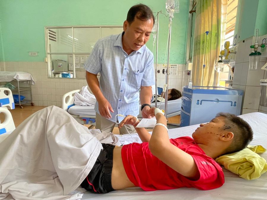 Ông Đoàn Hữu Dũng-Giám đốc Sở Giao thông-Vận tải, Phó Trưởng ban Thường trực Ban An toàn giao thông tỉnh đã đến thăm các nạn nhân. Ảnh: M.T