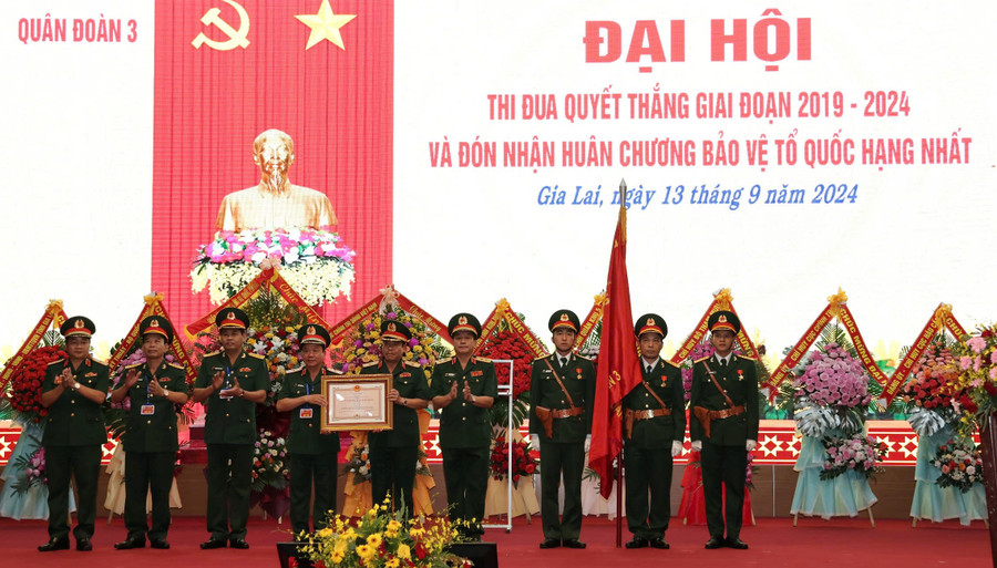 Quân đoàn 3 đón nhận Huân chương Bảo vệ Tổ quốc hạng Nhất. Ảnh: N.T Quân đoàn 3 đón nhận Huân chương Bảo vệ Tổ quốc hạng Nhất. Ảnh: N.T