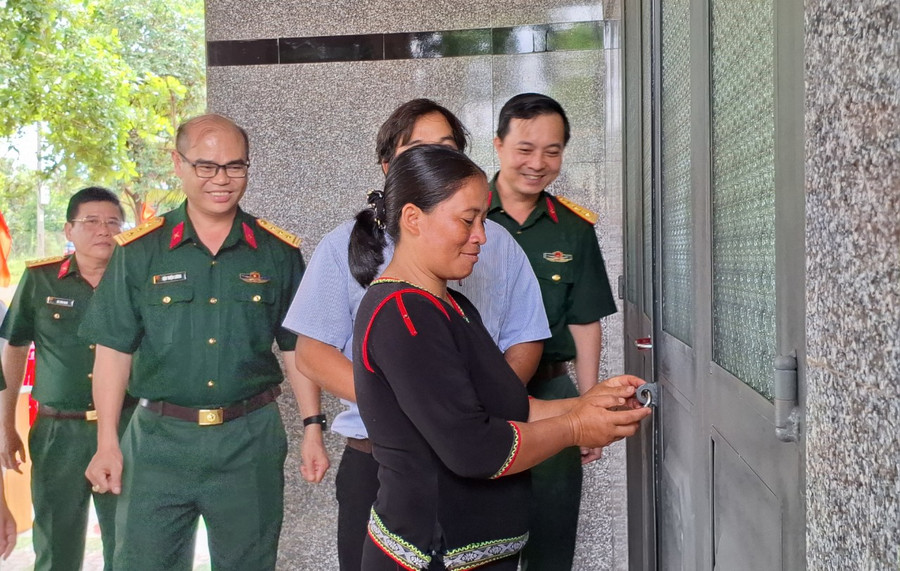 Bà Rơ Mah Pen vui mừng khi được ở trong ngôi nhà xây kiên cố. Ảnh: T.D