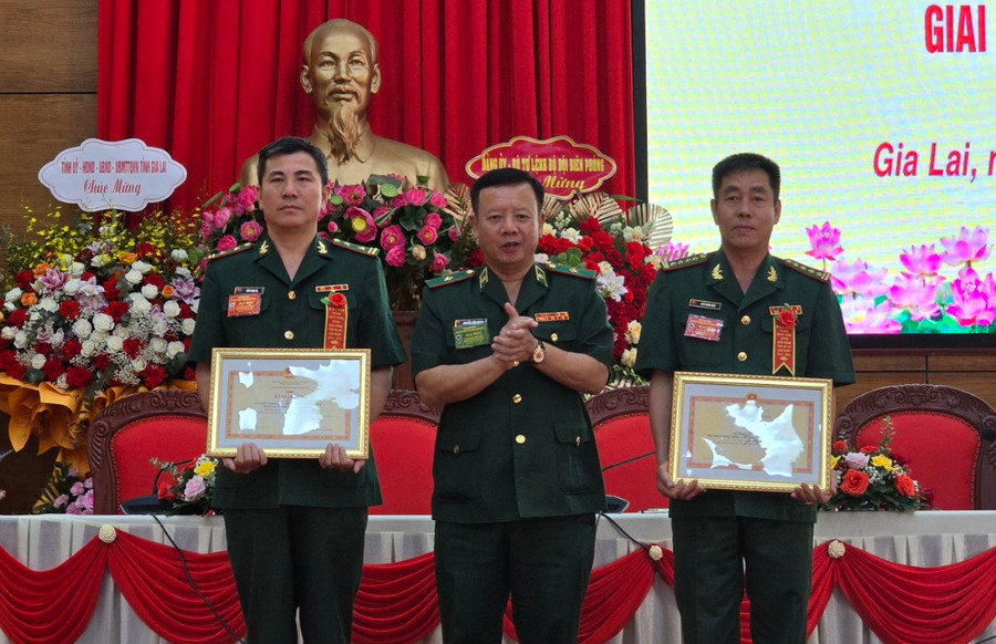 Thiếu tướng Nguyễn Đức Mạnh trao bằng khen của Bộ Tư lệnh BĐBP cho các tập thể và cá nhân có thành tích xuất sắc trong phong trào thi đua Quyết thắng. Ảnh: T.D Thiếu tướng Nguyễn Đức Mạnh trao bằng khen của Bộ Tư lệnh BĐBP cho các tập thể và cá nhân có thành tích xuất sắc trong phong trào thi đua Quyết thắng. Ảnh: T.D