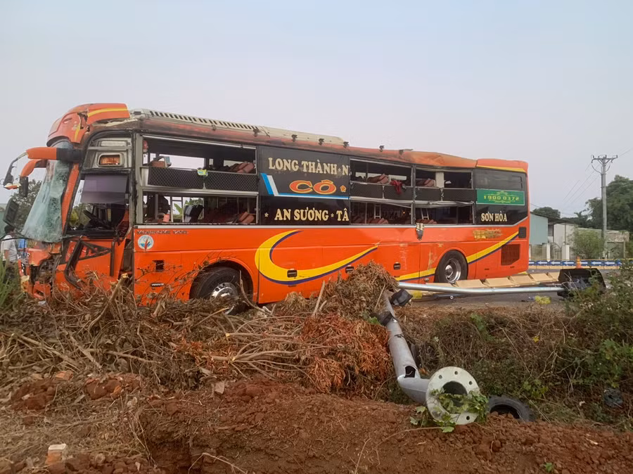 Xe ô tô BKS 51B 294.89 bị hư hỏng nặng. Ảnh: N.T