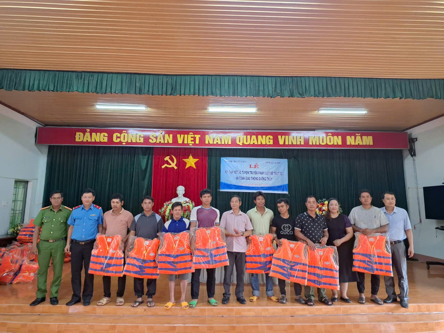 Các hộ dân có phương tiện thủy nội địa nhận áo phao do Thanh tra Sở GT-VT tặng. Ảnh: T.D Các hộ dân có phương tiện thủy nội địa nhận áo phao do Thanh tra Sở GT-VT tặng. Ảnh: T.D