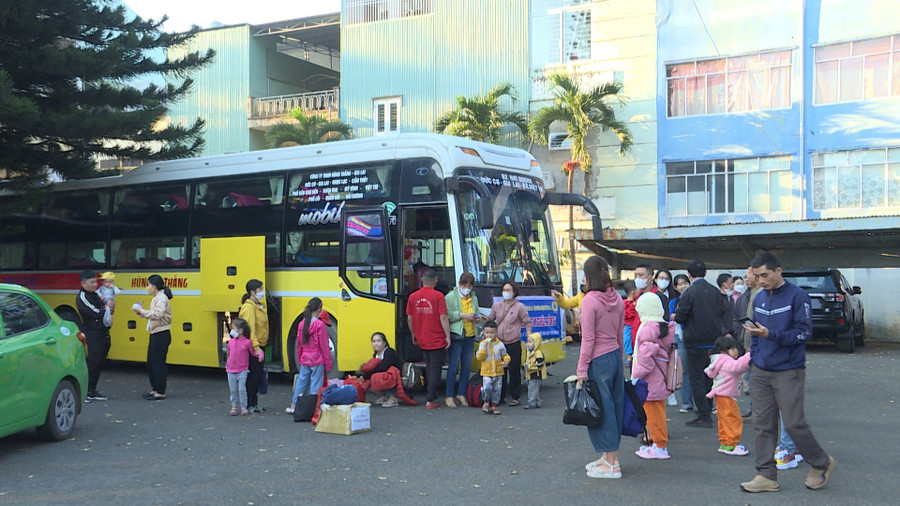 80 lao động có hoàn cảnh khó khăn trên địa bàn tỉnh được miễn phí mọi chi phí trên chuyến xe nghĩa tình về quê đón Tết. Ảnh: T.D 80 lao động có hoàn cảnh khó khăn trên địa bàn tỉnh được miễn phí mọi chi phí trên chuyến xe nghĩa tình về quê đón Tết. Ảnh: T.D
