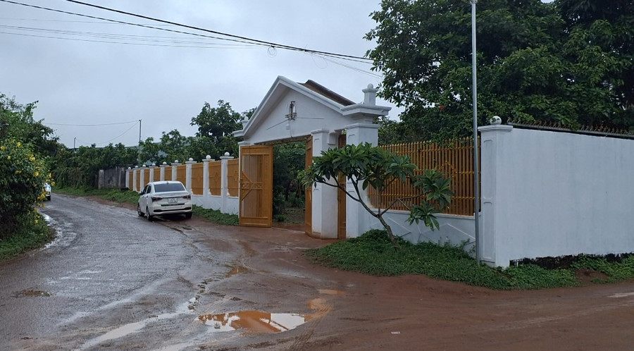 Phía trước cổng nhà của bố mẹ ông Lê Anh Tú vắng vẻ. Ảnh: T.D Phía trước cổng nhà của bố mẹ ông Lê Anh Tú vắng vẻ. Ảnh: T.D