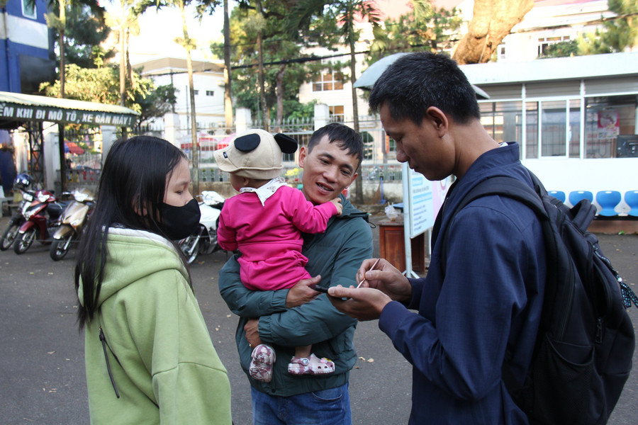 Niềm vui của lao động nghèo được về quê đón Tết trên chuyến xe nghĩa tình. Ảnh: T.D Niềm vui của lao động nghèo được về quê đón Tết trên chuyến xe nghĩa tình. Ảnh: T.D