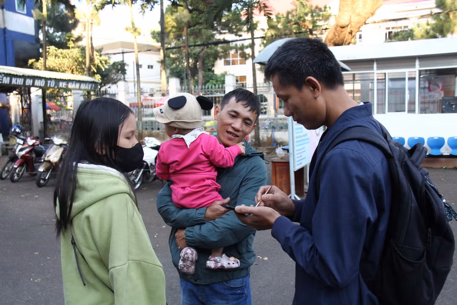 Niềm vui của lao động nghèo được về quê đón Tết trên chuyến xe nghĩa tình. Ảnh: T.D