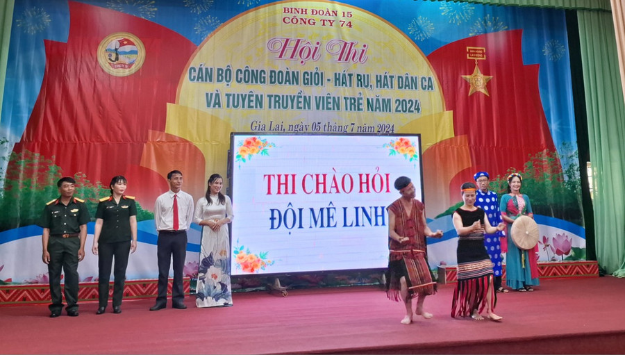 Phần thi chào hỏi của đội Mê linh tại hội thi "Cán bộ công đoàn giỏi-Hát ru, hát dân ca và tuyên truyền viên trẻ" ở Công ty 74. Ảnh: T.D Phần thi chào hỏi của đội Mê linh tại hội thi "Cán bộ công đoàn giỏi-Hát ru, hát dân ca và tuyên truyền viên trẻ" ở Công ty 74. Ảnh: T.D