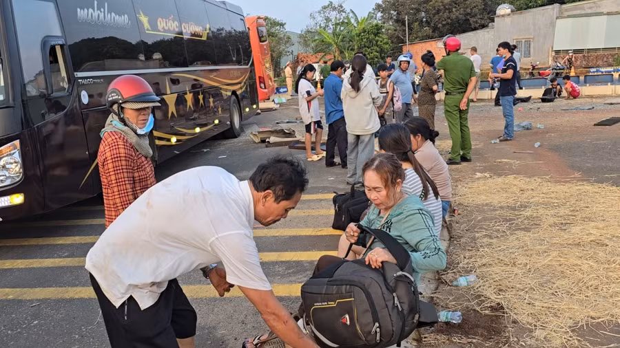 Hành khách thất thần khi xe ô tô mình đi bị tai nạn giao thông nghiêm trọng. Ảnh: N.T