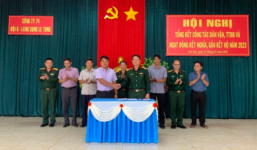 Đại diện của Đội 6 và làng Sung Le Tung ký kết quy chế phối hợp năm 2024. Ảnh: T.D Đại diện của Đội 6 và làng Sung Le Tung ký kết quy chế phối hợp năm 2024. Ảnh: T.D