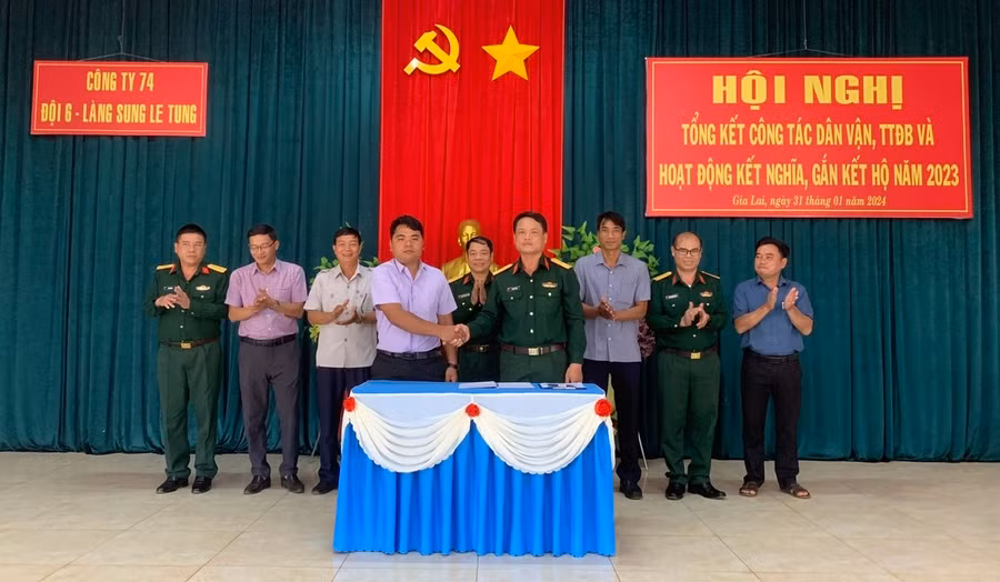 Đại diện của Đội 6 và làng Sung Le Tung ký kết quy chế phối hợp năm 2024. Ảnh: T.D Đại diện của Đội 6 và làng Sung Le Tung ký kết quy chế phối hợp năm 2024. Ảnh: T.D