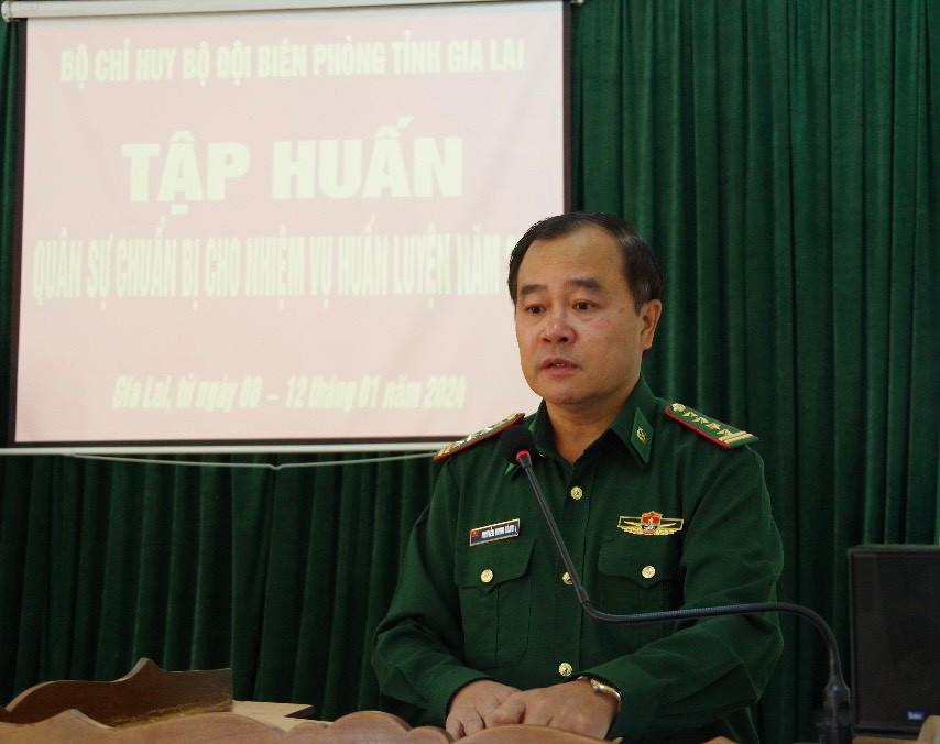 Đại tá Nguyễn Minh Tòng phát biểu tại hội nghị. Ảnh: K.Q