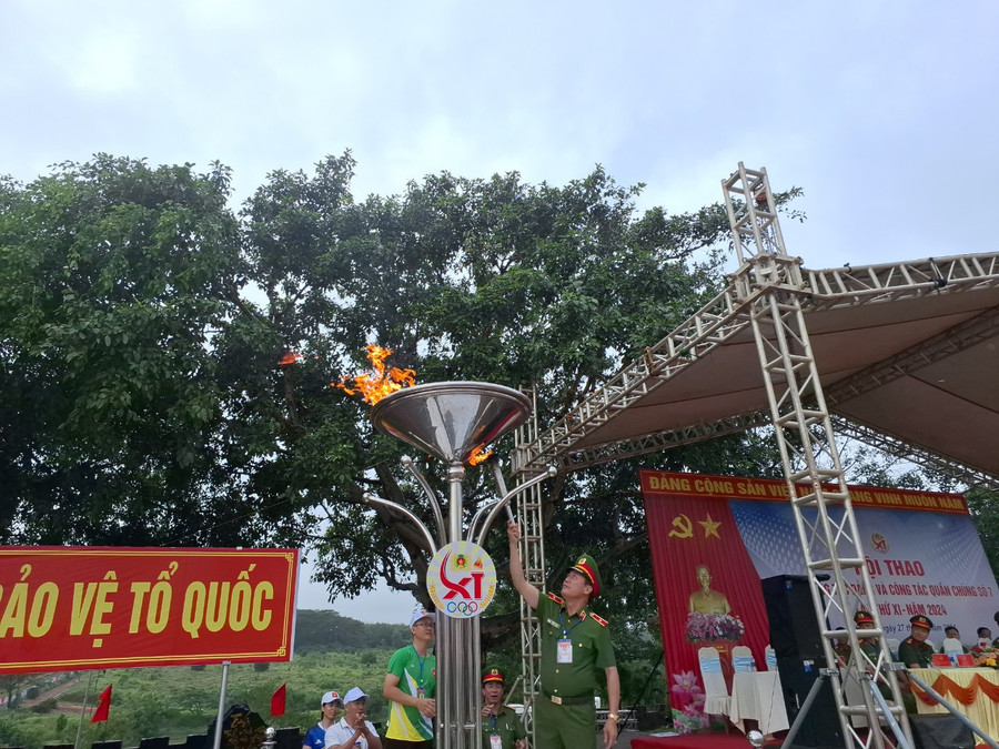 Thiếu tướng Phạm Văn Thân thắp đuốc khai mạc Hội thao Cụm công tác đảng và công tác quần chúng số 7 lần XI năm 2024. Ảnh: N.T