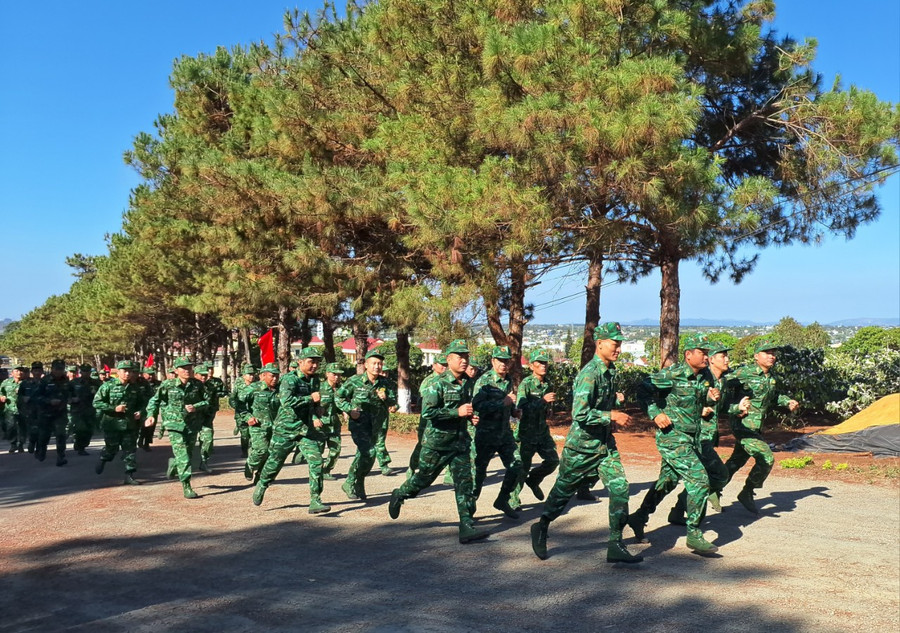 Chạy bộ hưởng ứng Ngày chạy thể thao quân sự