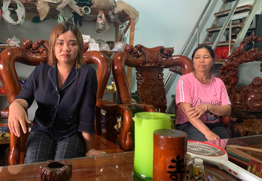Chị Dương Thị Tùng nghi ngờ con trai tử vong do bị bạo hành. Ảnh: R.H Chị Dương Thị Tùng nghi ngờ con trai tử vong do bị bạo hành. Ảnh: R.H