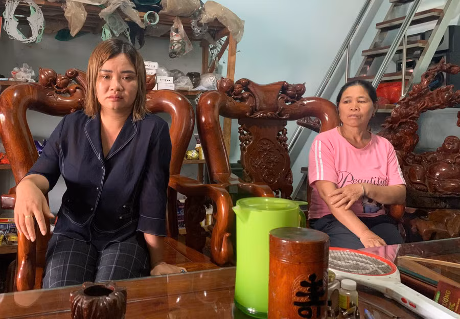 Chị Dương Thị Tùng nghi ngờ con trai tử vong do bị bạo hành. Ảnh: R.H