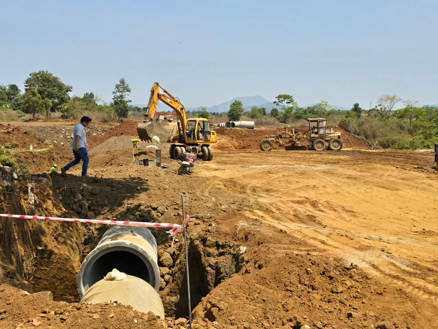 Dự án đường hành lang kinh tế phía Đông tỉnh đứng trước nguy cơ về đích không đúng thời hạn đề ra trước đó. Ảnh: T.D Dự án đường hành lang kinh tế phía Đông tỉnh đứng trước nguy cơ về đích không đúng thời hạn đề ra trước đó. Ảnh: T.D