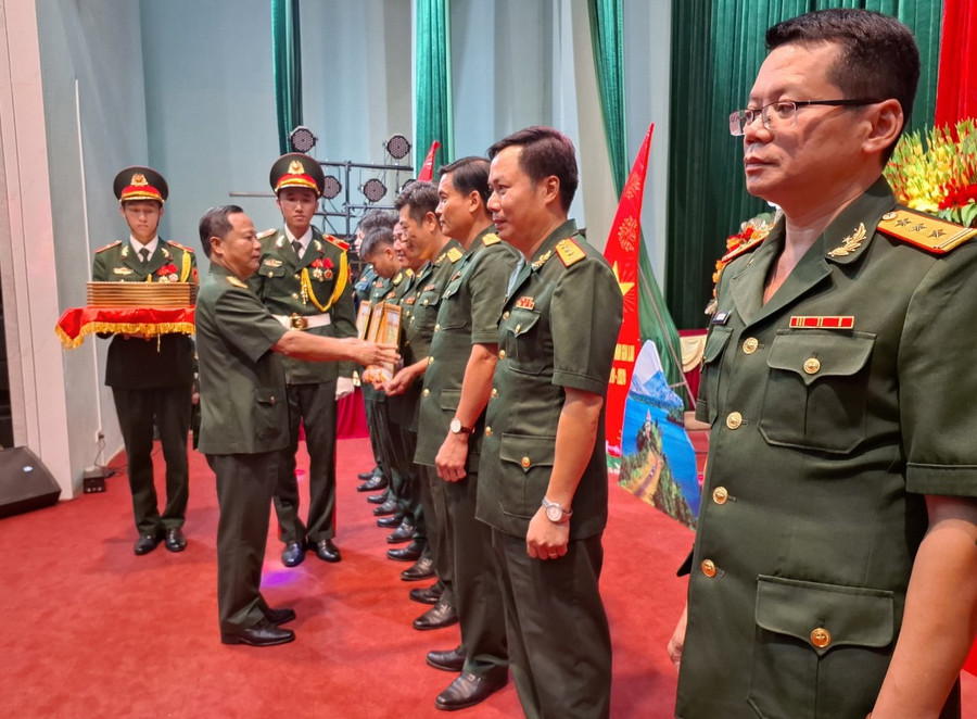 Lãnh đạo Bộ CHQS tỉnh trao giấy khen cho các cá nhân có thành tích xuất sắc tại Hội thi Chỉ huy trưởng, Chính trị viên Ban Chỉ huy Quân sự cấp huyện. Ảnh: T.D Lãnh đạo Bộ CHQS tỉnh trao giấy khen cho các cá nhân có thành tích xuất sắc tại Hội thi Chỉ huy trưởng, Chính trị viên Ban Chỉ huy Quân sự cấp huyện. Ảnh: T.D