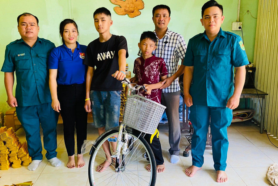 Anh Mão (ngoài cùng bìa trái) cùng lãnh đạo phường Phù Đổng tặng xe đạp cho gia đình chị Nguyễn Thị Bích Nga. Ảnh: T.D Anh Mão (ngoài cùng bìa trái) cùng lãnh đạo phường Phù Đổng tặng xe đạp cho gia đình chị Nguyễn Thị Bích Nga. Ảnh: T.D