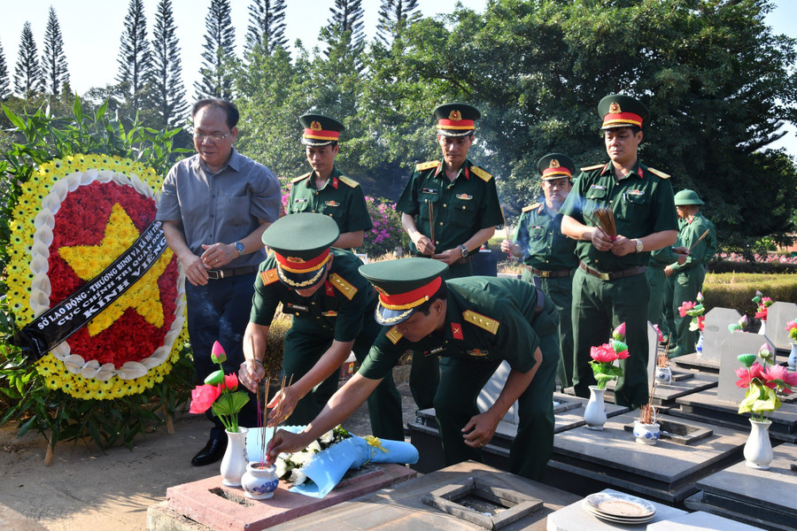 Hài cốt liệt sĩ chưa xác định được danh tính và được an táng tại lô 10, hàng 11, mộ số 1 ở Nghĩa trang Liệt sĩ tỉnh Gia Lai. Ảnh: Danh Quang Hài cốt liệt sĩ chưa xác định được danh tính và được an táng tại lô 10, hàng 11, mộ số 1 ở Nghĩa trang Liệt sĩ tỉnh Gia Lai. Ảnh: Danh Quang