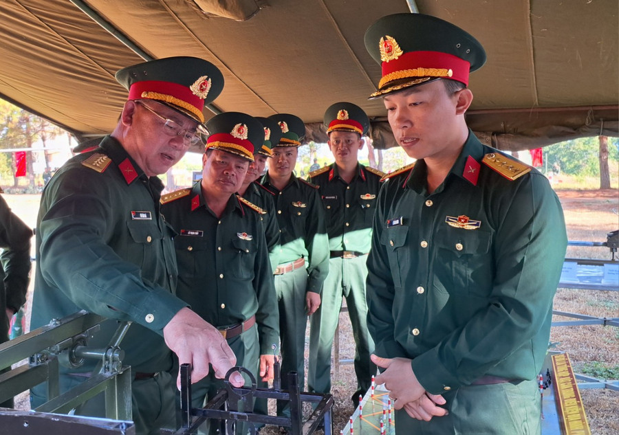 Lãnh đạo Quân khu 5, Bộ CHQS tỉnh và Bộ Chỉ huy BĐBP tỉnh tham quan sáng kiến cải tiến vũ khí, mô hình và học cụ huấn luyện