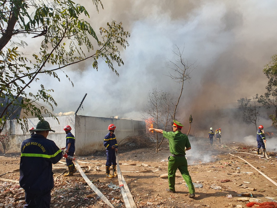 Đám cháy kéo dài nhiều giờ, chưa thể dập tắt. Ảnh: N.T