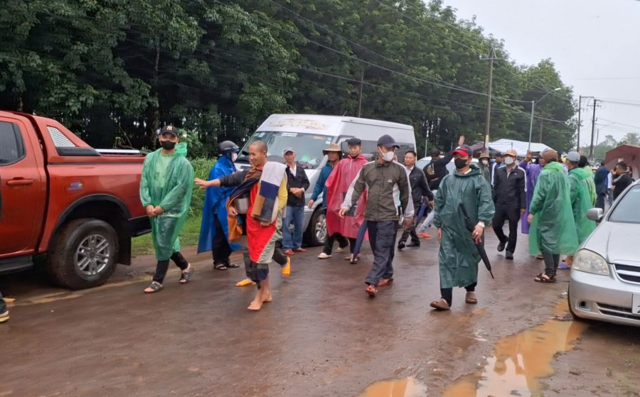 Ông Lê Anh Tú đi khất thực tại thôn 6, xã Ia Tô. Ảnh: T.D Ông Lê Anh Tú đi khất thực tại thôn 6, xã Ia Tô. Ảnh: T.D