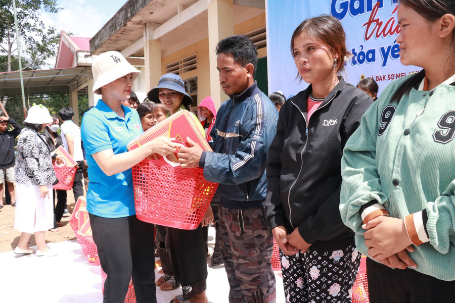 Các thành viên trong đoàn từ thiện trao tặng quà cho người dân ở xã Đak Sơ Mei. Ảnh: T.D Các thành viên trong đoàn từ thiện trao tặng quà cho người dân ở xã Đak Sơ Mei. Ảnh: T.D