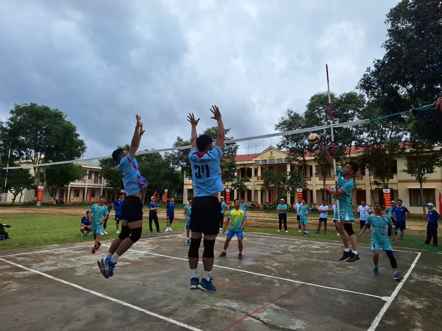 Các vận động viên tranh tài ở bộ môn bóng chuyền nam. Ảnh: N.T