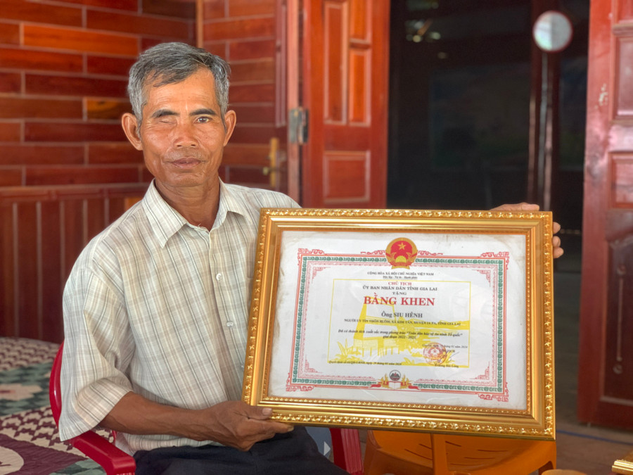 Ông Hênh được cấp có khen thưởng nhiều giấy khen, bằng khen vì có thành tích xuất sắc trong công tác dân tộc, tôn giáo. Ảnh: T.D