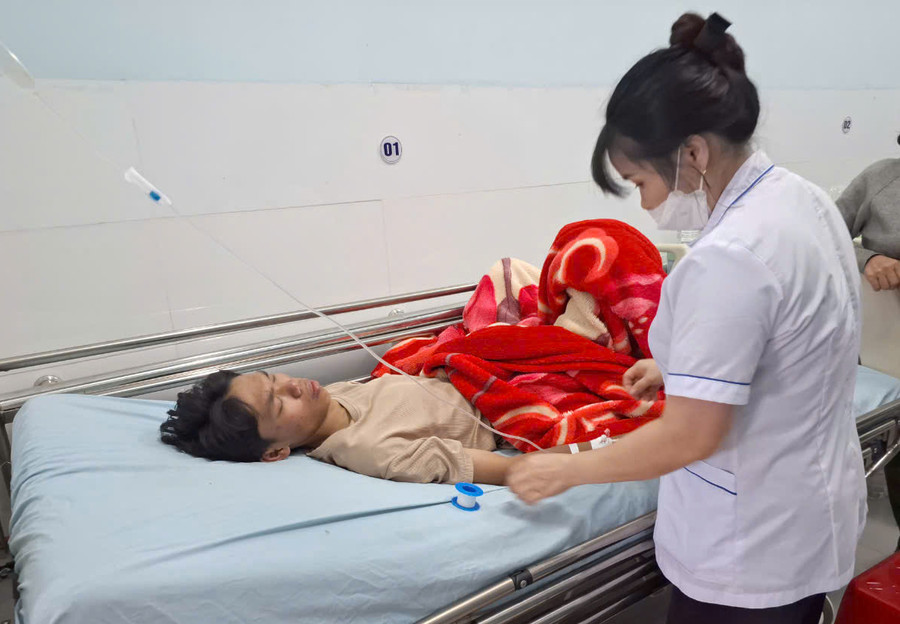 Anh Thắng nằm điều trị tại Trung tâm Y tế huyện Mang Yang. Ảnh: N.T Anh Thắng nằm điều trị tại Trung tâm Y tế huyện Mang Yang. Ảnh: N.T