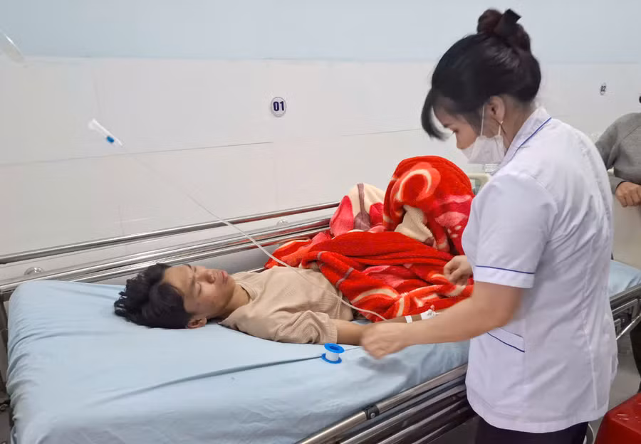 Anh Thắng nằm điều trị tại Trung tâm Y tế huyện Mang Yang. Ảnh: N.T