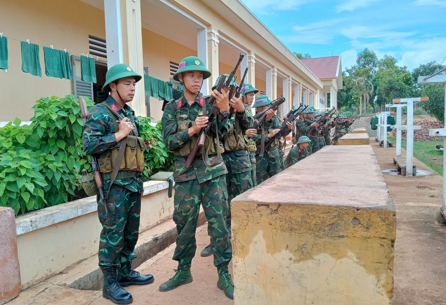 Huấn luyện tháo lắp, nạp đạn, ngắm bắn súng tại Tiểu đoàn 15. Ảnh: T.D Huấn luyện tháo lắp, nạp đạn, ngắm bắn súng tại Tiểu đoàn 15. Ảnh: T.D
