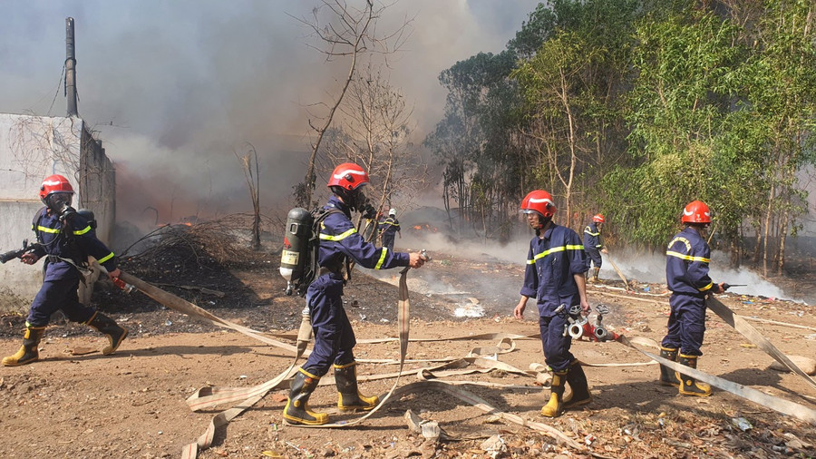 Cán bộ, chiến sĩ Phòng Cảnh sát Phòng cháy chữa cháy và cứu nạn cứu hộ (Công an tỉnh) chữa cháy tại Nhà máy xử lý rác thải Chư Sê. Ảnh: N.T
