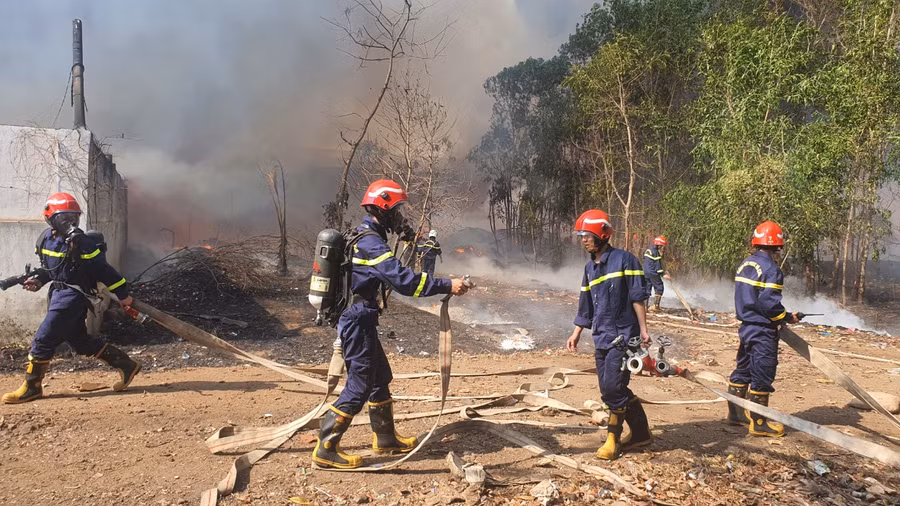 Cán bộ, chiến sĩ Phòng Cảnh sát Phòng cháy chữa cháy và cứu nạn cứu hộ (Công an tỉnh) chữa cháy tại Nhà máy xử lý rác thải Chư Sê. Ảnh: N.T
