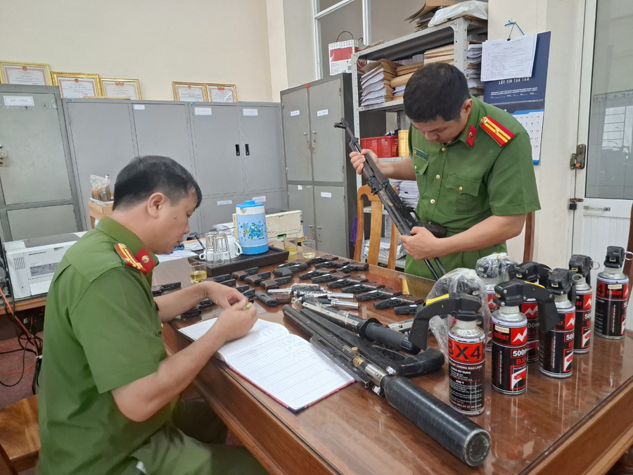 Cán bộ, chiến sĩ Phòng Cảnh sát Quản lý hành chính về trật tự xã hội (Công an tỉnh) kiểm tra vũ khí, công cụ hỗ trợ đã thu hồi trước đó. Ảnh: T.D Cán bộ, chiến sĩ Phòng Cảnh sát Quản lý hành chính về trật tự xã hội (Công an tỉnh) kiểm tra vũ khí, công cụ hỗ trợ đã thu hồi trước đó. Ảnh: T.D
