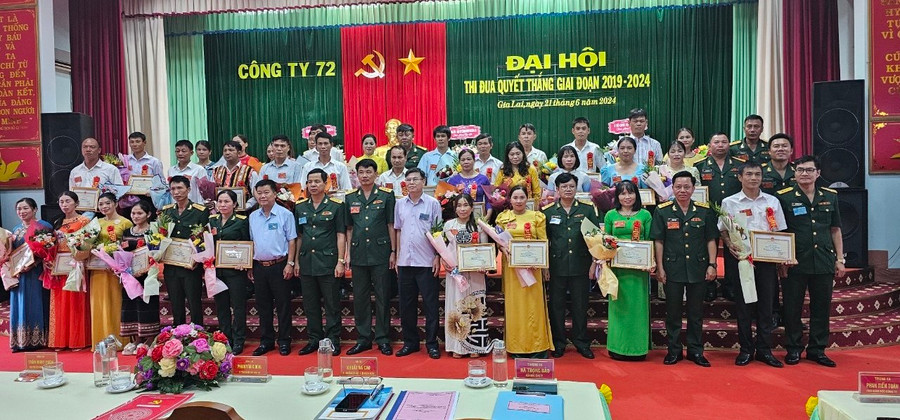 Các đại biểu dự đại hội chụp hình lưu niệm với các gương điển hình tiên tiến trong phong trào thi đua ở Công ty 72 giai đoạn 2019-2024. Ảnh: T.D Các đại biểu dự đại hội chụp hình lưu niệm với các gương điển hình tiên tiến trong phong trào thi đua ở Công ty 72 giai đoạn 2019-2024. Ảnh: T.D