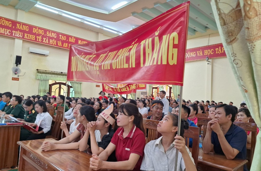 Khán giả cổ vũ cho các đội thi tham gia hội thi "Cán bộ công đoàn giỏi-Hát ru, hát dân ca và tuyên truyền viên trẻ" do Công ty 74 tổ chức. Ảnh: T.D Khán giả cổ vũ cho các đội thi tham gia hội thi "Cán bộ công đoàn giỏi-Hát ru, hát dân ca và tuyên truyền viên trẻ" do Công ty 74 tổ chức. Ảnh: T.D