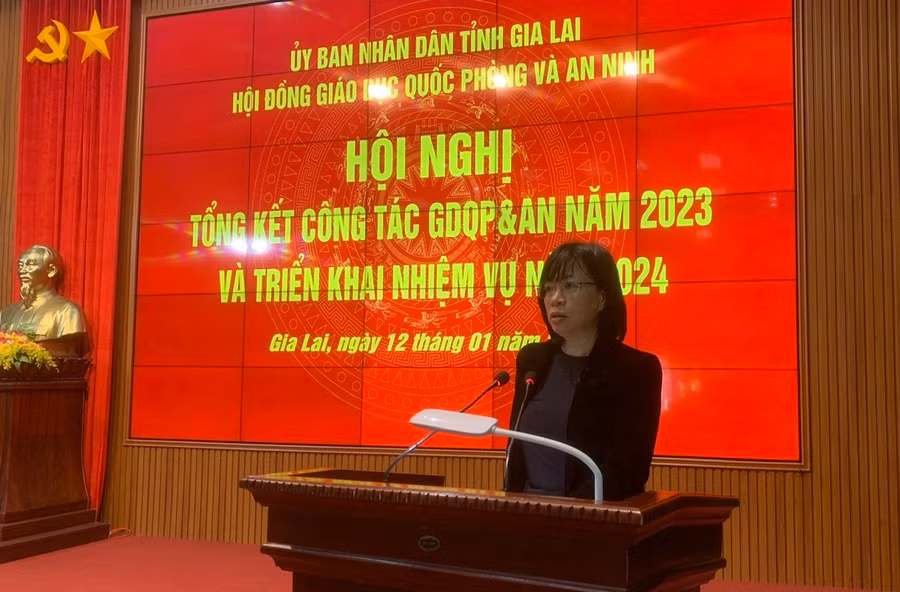 Phó Chủ tịch UBND tỉnh, Chủ tịch Hội đồng GDQPAN tỉnh Nguyễn Thị Thanh Lịch phát biểu khai mạc hội nghị. Ảnh: T.D