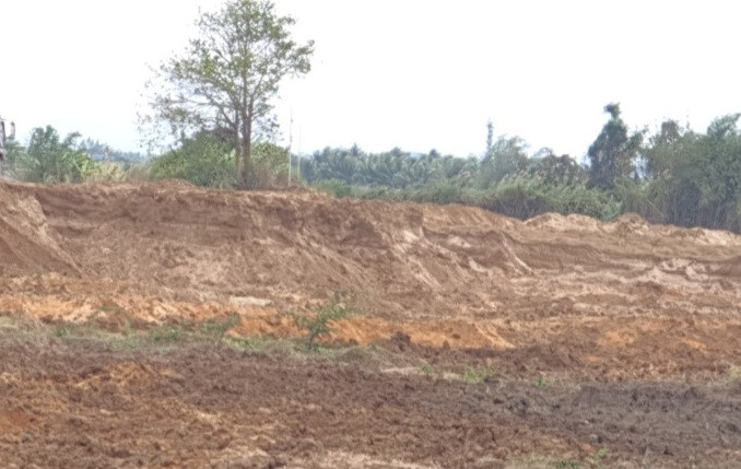 Ông Phạm Văn Quỳnh múc đất hạ độ cao trái phép tại địa phận xã Ia Piar. Ảnh: T.D Ông Phạm Văn Quỳnh múc đất hạ độ cao trái phép tại địa phận xã Ia Piar. Ảnh: T.D