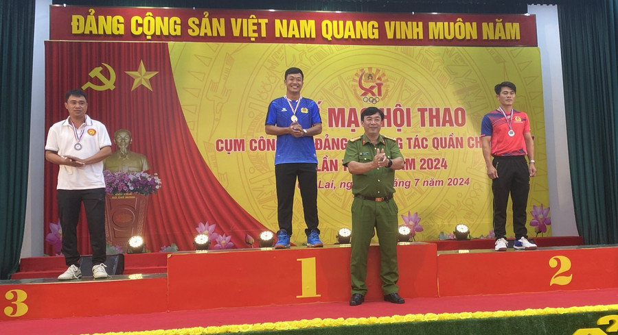 Đại tá Đào Ngọc Sỹ-Giám thị Trại giam Gia Trung trao huy chương cho các vận động viên đạt thành tích cao tại hội thao. Ảnh: N.T Đại tá Đào Ngọc Sỹ-Giám thị Trại giam Gia Trung trao huy chương cho các vận động viên đạt thành tích cao tại hội thao. Ảnh: N.T