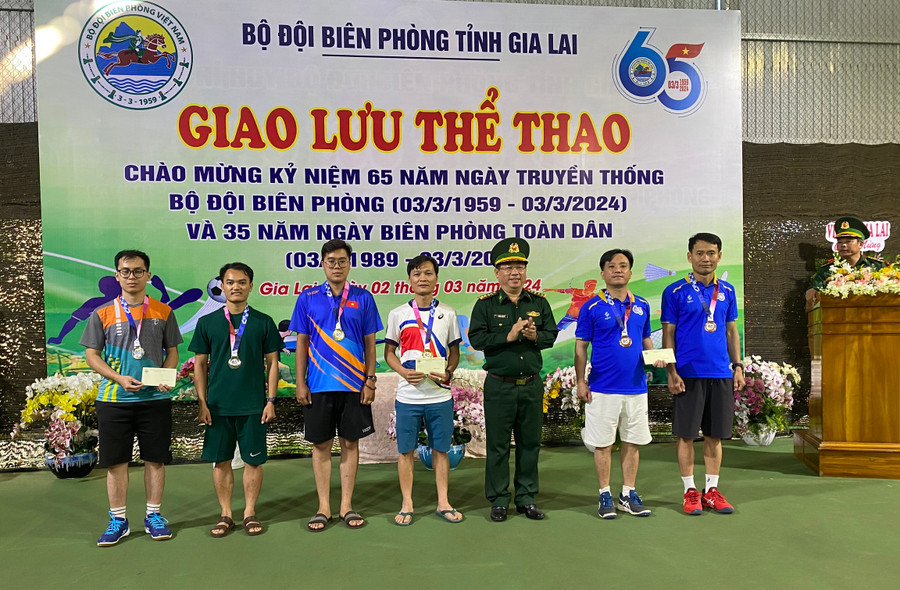 Đại tá Hoàng Xuân Hải-Chủ nhiệm Chính trị Bộ Chỉ huy BĐBP tỉnh Gia Lai trao giải cho các vận động viên thi đấu môn cầu lông. Ảnh: N.T