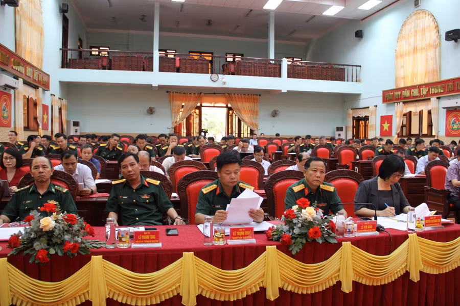 Các đại biểu dự hội nghị sơ kết công tác QP-QSĐP 6 tháng đầu năm 2024. Ảnh: T.D