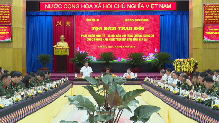 Bí thư Tỉnh ủy Gia Lai Hồ Văn Niên phát biểu tại buổi tọa đàm, trao đổi với đoàn công tác Học viện Quốc phòng. Ảnh: T.D