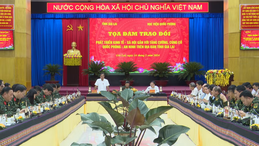 Bí thư Tỉnh ủy Gia Lai Hồ Văn Niên phát biểu tại buổi tọa đàm, trao đổi với đoàn công tác Học viện Quốc phòng. Ảnh: T.D