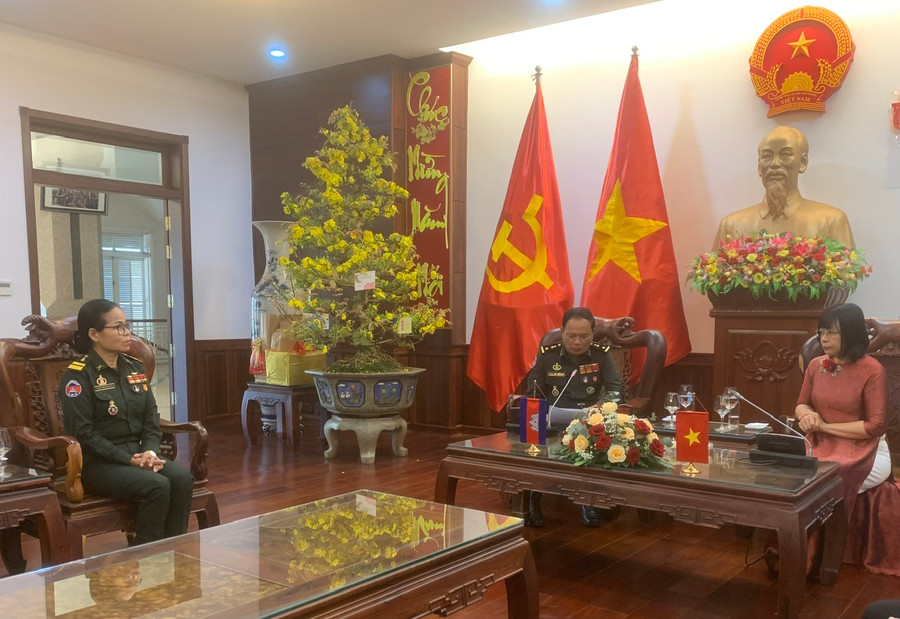 Phó Chủ tịch UBND tỉnh Nguyễn Thị Thanh Lịch tiếp đoàn đại biểu Quân khu 4 (Quân đội Hoàng gia Campuchia) thăm, chúc Tết. Ảnh: T.D