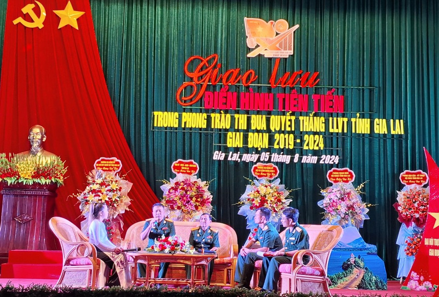 Các điển hình tiên tiến chia sẻ về thành tích của cá nhân, đơn vị trong phong trào thi đua quyết thắng ở Bộ CHQS tỉnh giai đoạn 2019-2024. Ảnh: T.D Các điển hình tiên tiến chia sẻ về thành tích của cá nhân, đơn vị trong phong trào thi đua quyết thắng ở Bộ CHQS tỉnh giai đoạn 2019-2024. Ảnh: T.D
