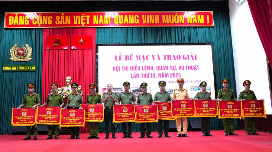 Ban tổ chức trao giải cho đội đạt thành tích cao tại hội thi. Ảnh: T.D Ban tổ chức trao giải cho đội đạt thành tích cao tại hội thi. Ảnh: T.D