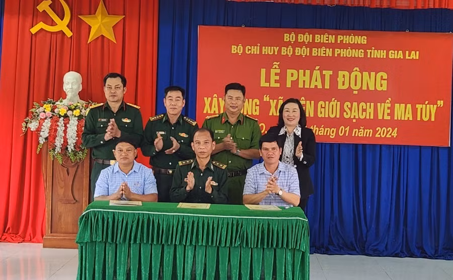 Đại diện của Đồn Biên phòng và UBND xã Ia O ký cam kết để xây dựng xã biên giới Ia O sạch về ma túy. Ảnh: T.D